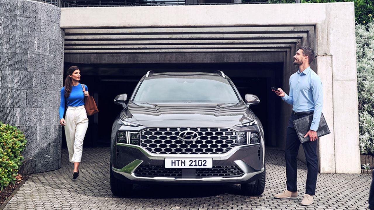Prices and Specifications for Hyundai Santa Fe 2.5 MPI FWD Smart 2023 in UAE Autopediame